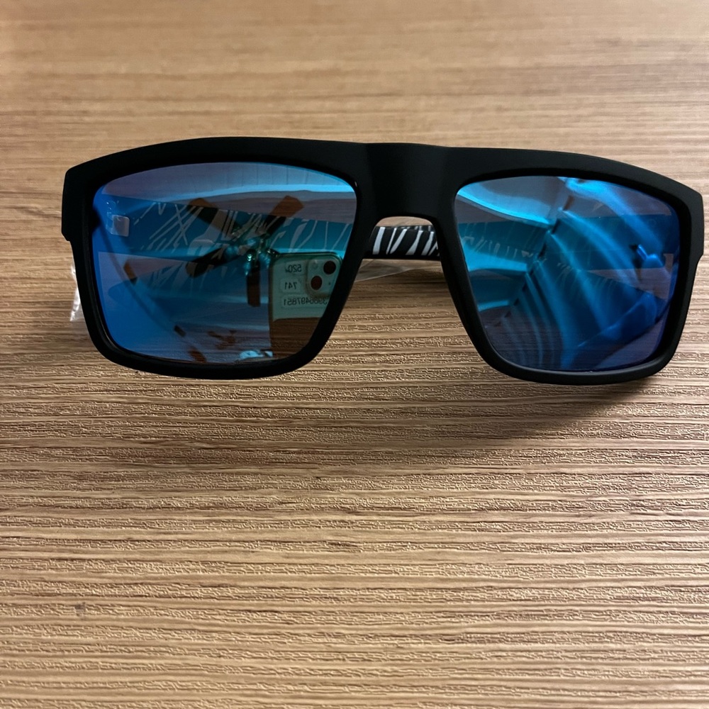 Polarized modern sunglasses